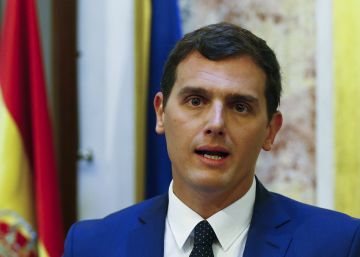 Albert Rivera durante la declaraci&oacute;n ante los medios en la que enumer&oacute; las  seis condiciones para abrir las negociaciones con el PP.