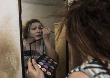 Camelia se pinta ante el espejo.