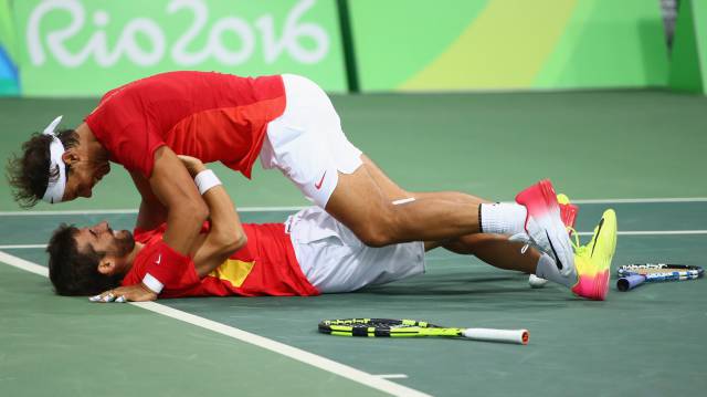 López y Nadal celebran el triunfo en dobles.
