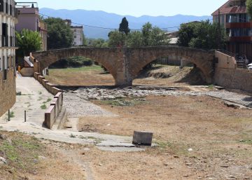 Una filtración de herbicidas deja a 12.000 vecinos sin agua potable en La Bisbal