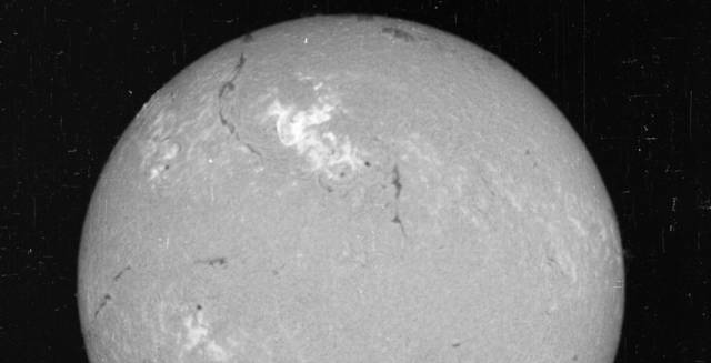Momento de una de las erupciones solares (arriba en el centro) captado el 23 de mayo de 1967
