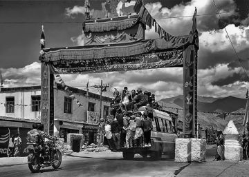 Un autobús abarrotado en Leh (India).
