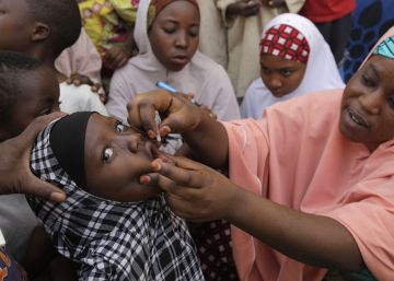 Una ni&ntilde;a es vacunada de polio en Kawo Kano (Nigeria).