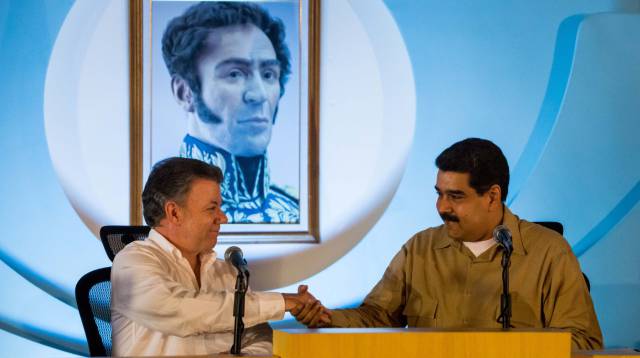 Santos (iquierda) y Maduro sellan su pacto.