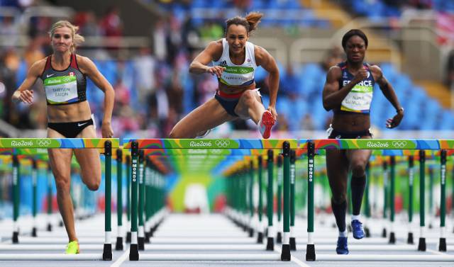 Brianne Theisen Eaton (Canadá), Jessica Ennis-Hill (Gran Bretaña) y Antoinette Nana Djimou (Francia) durante los 100 m obstáculos.