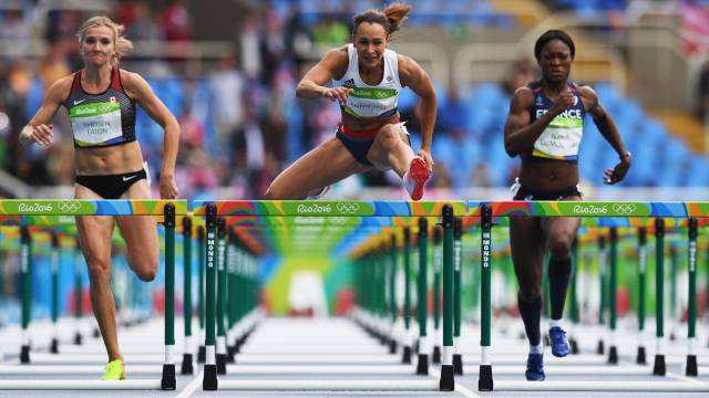Brianne Theisen Eaton (Canadá), Jessica Ennis-Hill (Gran Bretaña) y Antoinette Nana Djimou (Francia) durante los 100 m obstáculos.