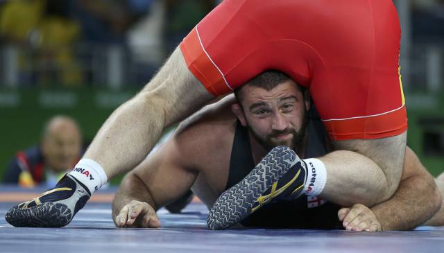 Iakobi Kajaia de Georgia, en un momento de la competici&oacute;n de lucha grecorromana de 130 kg.