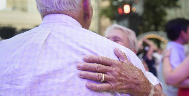 Una pareja de ancianos.