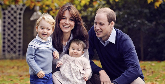 Los duques de Cambridge, con sus hijos, Jorge y Carlota, en la &uacute;ltima foto oficial de la familia difundida por el palacio de Kensington.