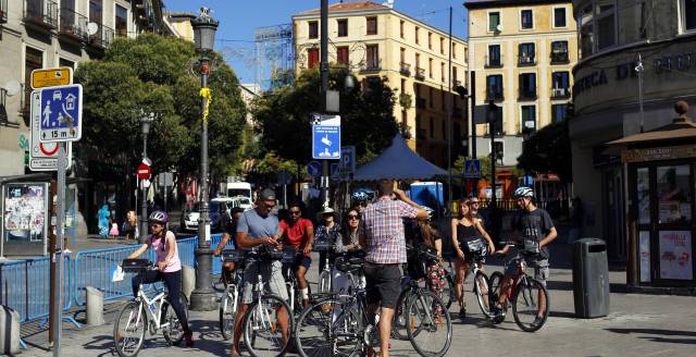 A group of tourists on a bike tour of Lavapies.