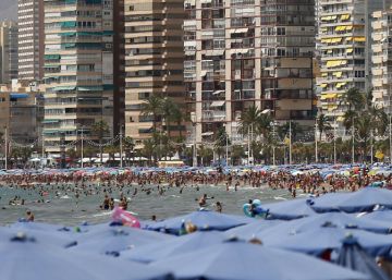 Miles de turistas disfrutan en la playa de Levante de Benidorm durante la &uacute;ltima jornada del puente festivo del 15 de agosto. 
