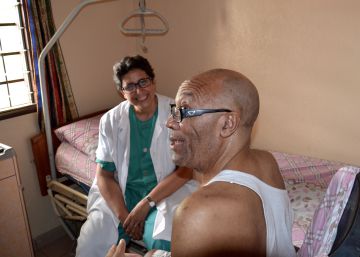 La hermana Cristina Antol&iacute;n escucha las an&eacute;cdotas de Josu&eacute;.