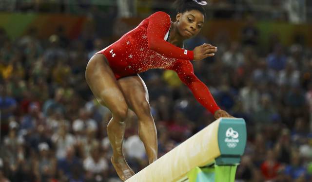 Biles pierde el equilibrio durante su ejercicio de barra.