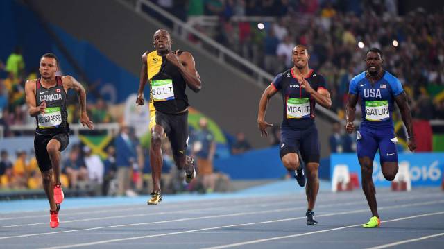 Bolt gana la prueba de los 100 metros lisos.