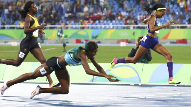Shaunae Miller (Bahamas) gana el oro olímpico en 400 metro femenino.