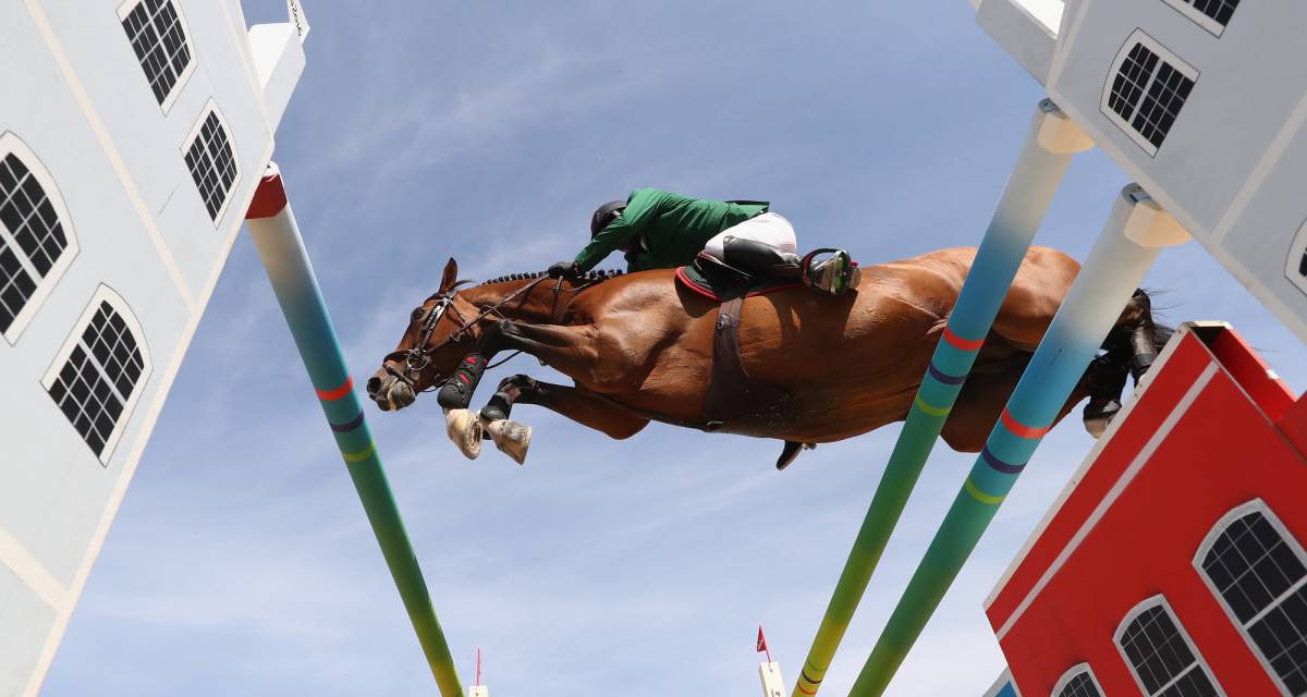 Abdelkebir Ouaddar (Marruecos) monta el caballo Quickly De Kreisker durante la competición de salto individual.