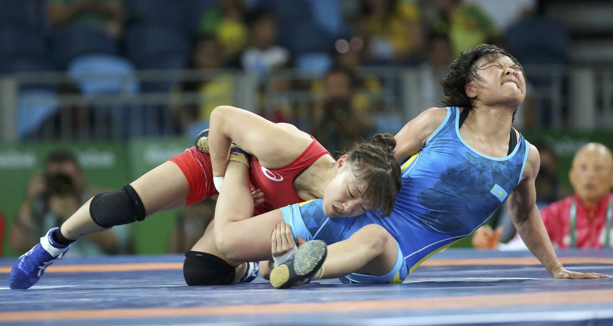 Eri Tosaka (Japón) y Zhuldyz Eshimova (Kazajistán) compiten.