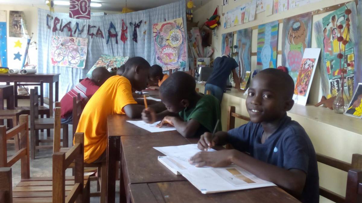 Un grupo de niños en el taller de la Casa.