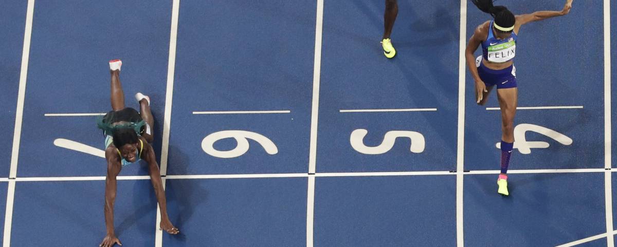 Shaunae Miller en la línea de meta.