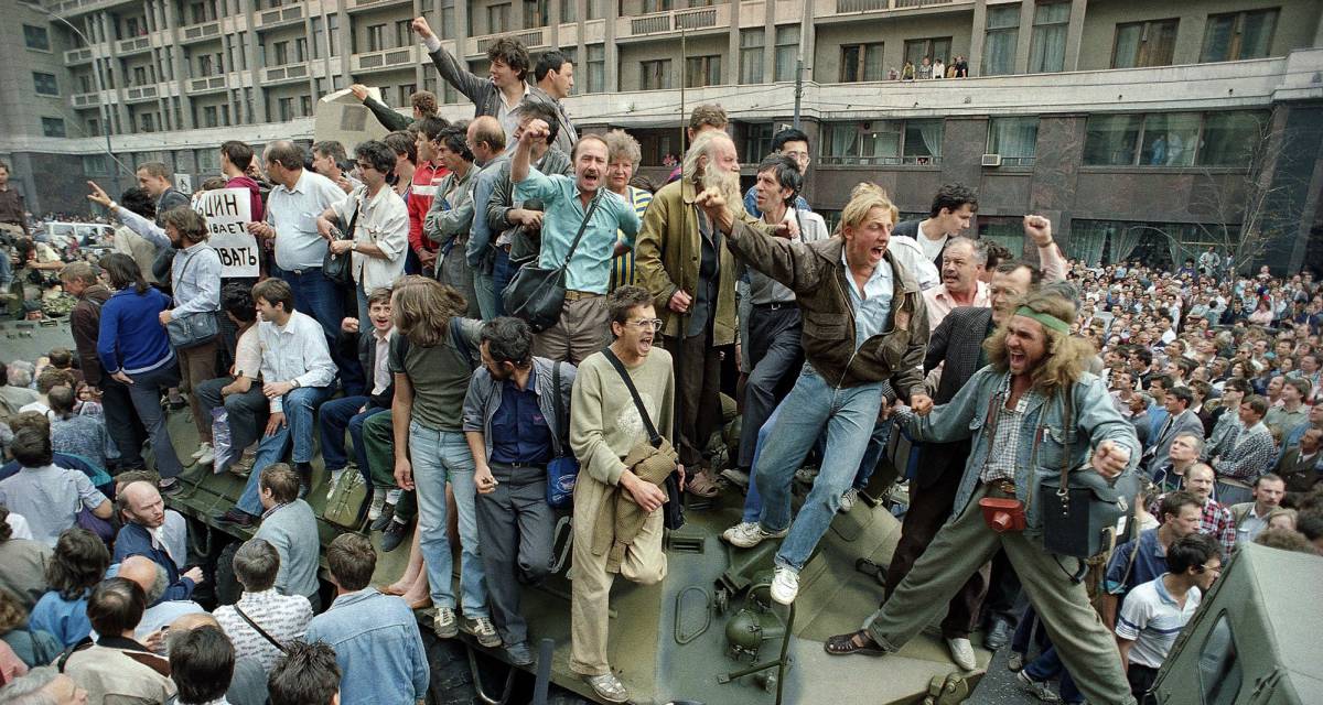 En esta imagen del 19 de agosto de 1991, multitud de personas se bloquean a los tanques en la Plaza Roja de Moscú, durante el intento de golpe de estado.