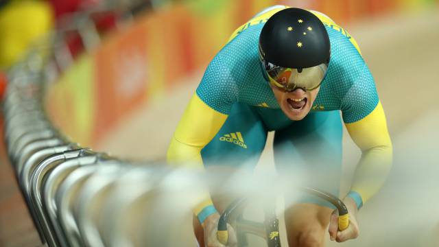 El australiano Matthew Glaetzer compite para la calificación de sprint.