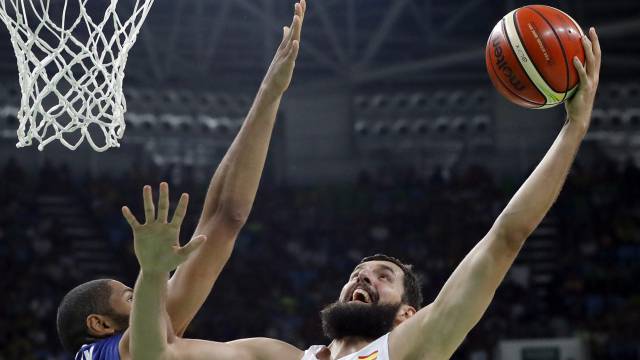 Nikola Mirotic (d) intenta encestar ante la presencia de Nicolas Bartum.