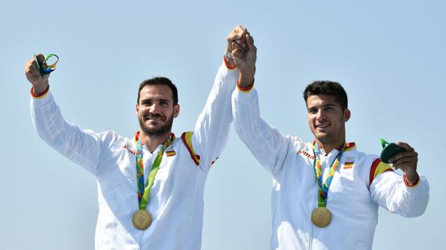 Saúl Craviotto y Cristian Toro celebran el oro en el pódium.