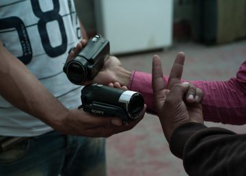 Las armas de estos periodistas ciudadanos de El Aai&uacute;n son las HandyCam y el signo de la victoria.