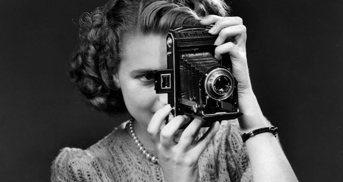 Fotografía que muestr la cámara 'Folding Kodak' en 1950 en Francia.