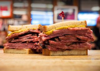 Pastrami, el 'hit' culinario judío que tarda 16 horas en ahumarse