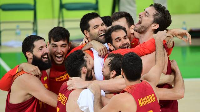 Los jugadores del equipo español de baloncesto celebran su medalla de bronce frente a Australia.