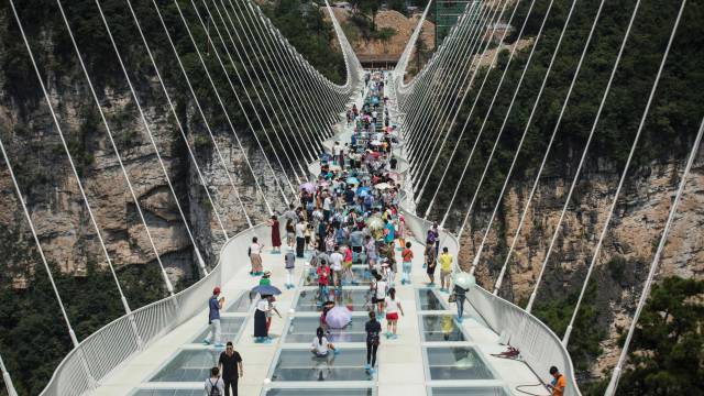 Vista del puente de cristal más alto y largo del mundo en el espectacular parque natural de Zhangjiajie, China.