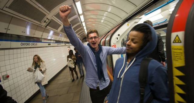 un hombre grita en un vagón de tren en la estación de Oxford Street.