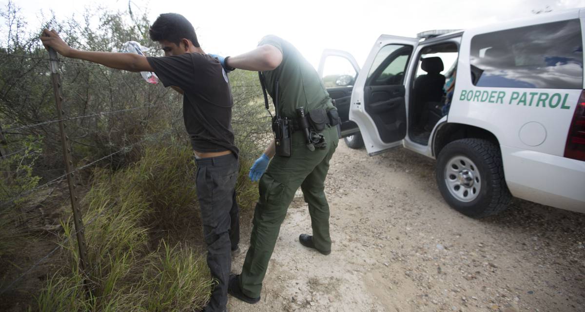 Un miembro de la Patrulla Fronteriza de Estados Unidos revisa las pertenencias de un migrante ilegal en Roma, Texas (Estados Unidos).