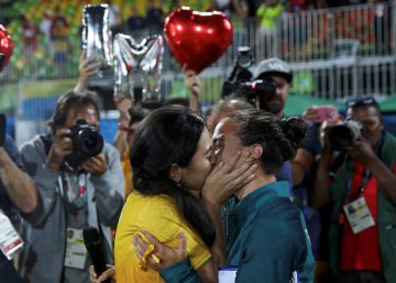 La jugadora brasile&ntilde;a de rugby-7 Isadora Cerullo besa a Marjorie Yuri Enya, voluntaria de la organizaci&oacute;n, que le pidi&oacute; matrimonio en el evento. 