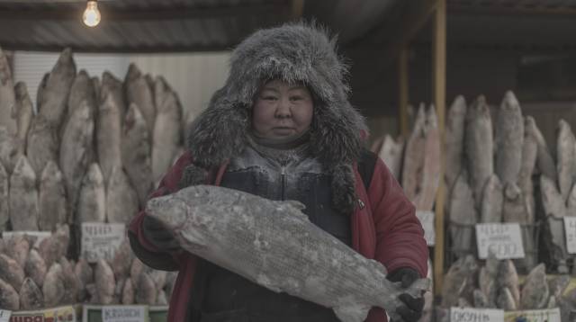 Una vendedora de pescado en Oymyakon, Rusia.
