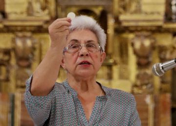 &Aacute;frica de la Cruz, oficiante religiosa con funciones de Diaconesa, imparte misa en la iglesia Cilleruelos de san Mames en la provincia de Segovia.