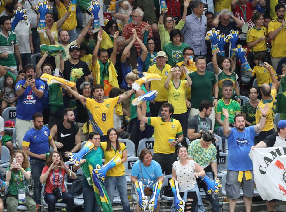 Fanáticos de Brasil apoyan a su equipo durante la final de voleibol masculino entre Brasil e Italia en los Juegos de Río 2016 Fanáticos de Brasil apoyan a su equipo durante la final de voleibol masculino entre Brasil e Italia en los Juegos de Río 2016