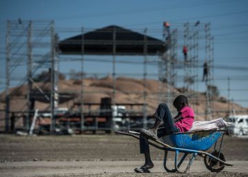 Un chico ante el montaje del escenario para el homenaje a los 34 mineros abatidos por en 2012 por la policía en Marikana (Sudáfrica).