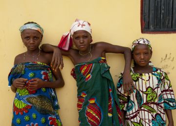Tres mujeres de la familia Abdulhi en la aldea nigerina de Ta Kuti. 