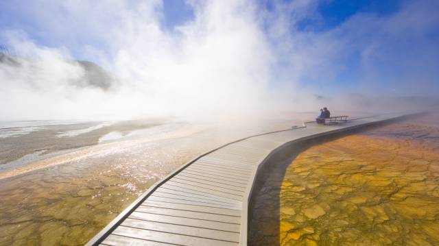 Pasarela de madera en el campo geotermal de Grand Prismatic Spring, en el parque nacional de Yellowstone.