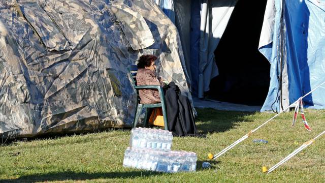 Una mujer sentada en un campamento improvisado, en Amatrice.