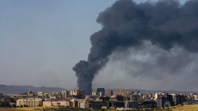 Una gran columna de humo aparece sobre el municipio de Chiloeches, Guadalajara.