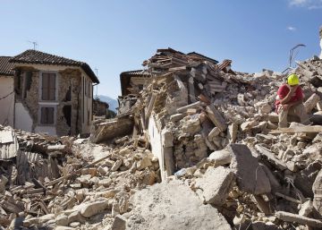 Edificios derribados en Amatrice tras el terremoto del mi&eacute;rcoles.