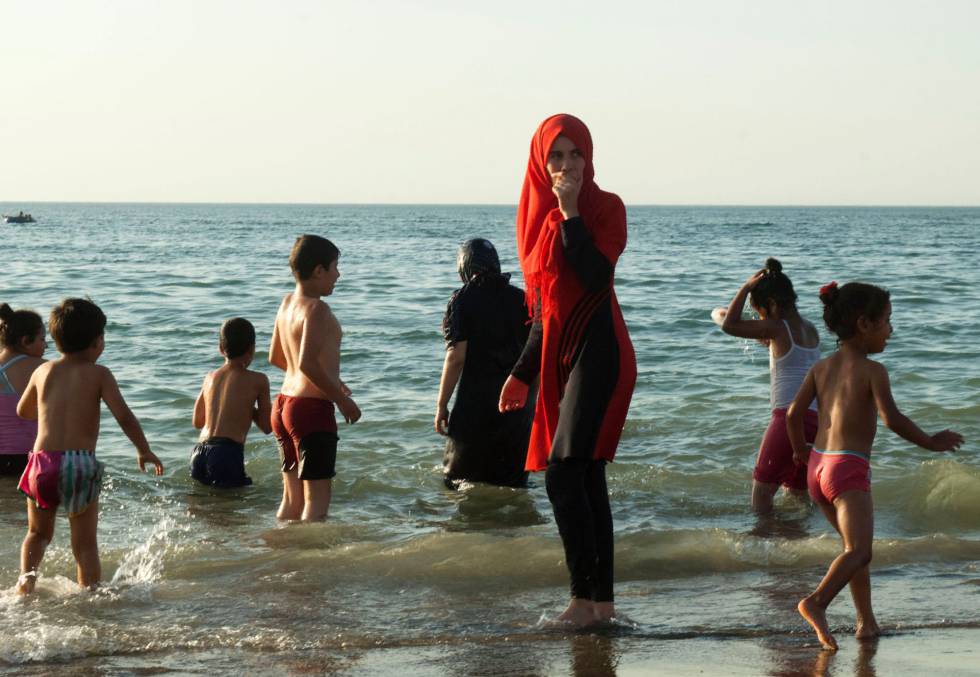 Mujer con 'burkini' en una playa de Argelia. Mujer con 'burkini' en una playa de Argelia.