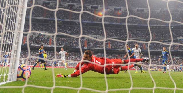 El portero del Celta de Vigo no consigue para el balón de Toni Kroos.