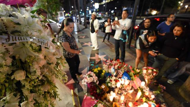 Admiradores de Juan Gabriel se reunen para rendir homenaje al cantautor en el Paseo de la fama de Hollywood.