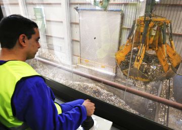 Un operario maneja residuos org&aacute;nicos que ser&aacute;n usados como compostaje.
