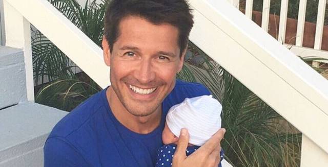 Jaime Cantizano con su hijo este lunes. 