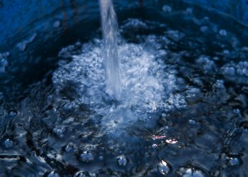 Agua purificada en un tanque. 